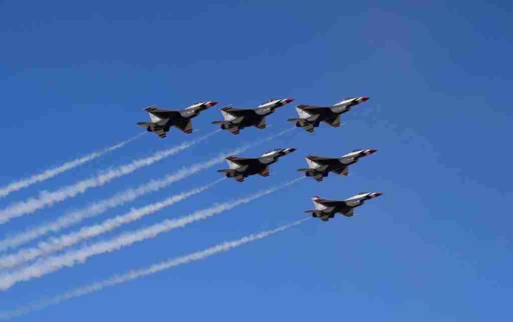 jet fighters in formation flying fast