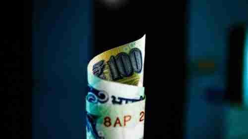 100 pound loan curled up 100 cash note